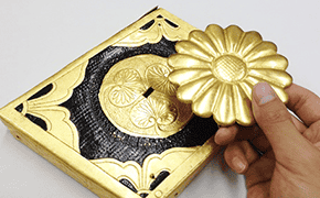 设在“垂木鼻”尖端的金属件 摘下菊纹就有葵纹